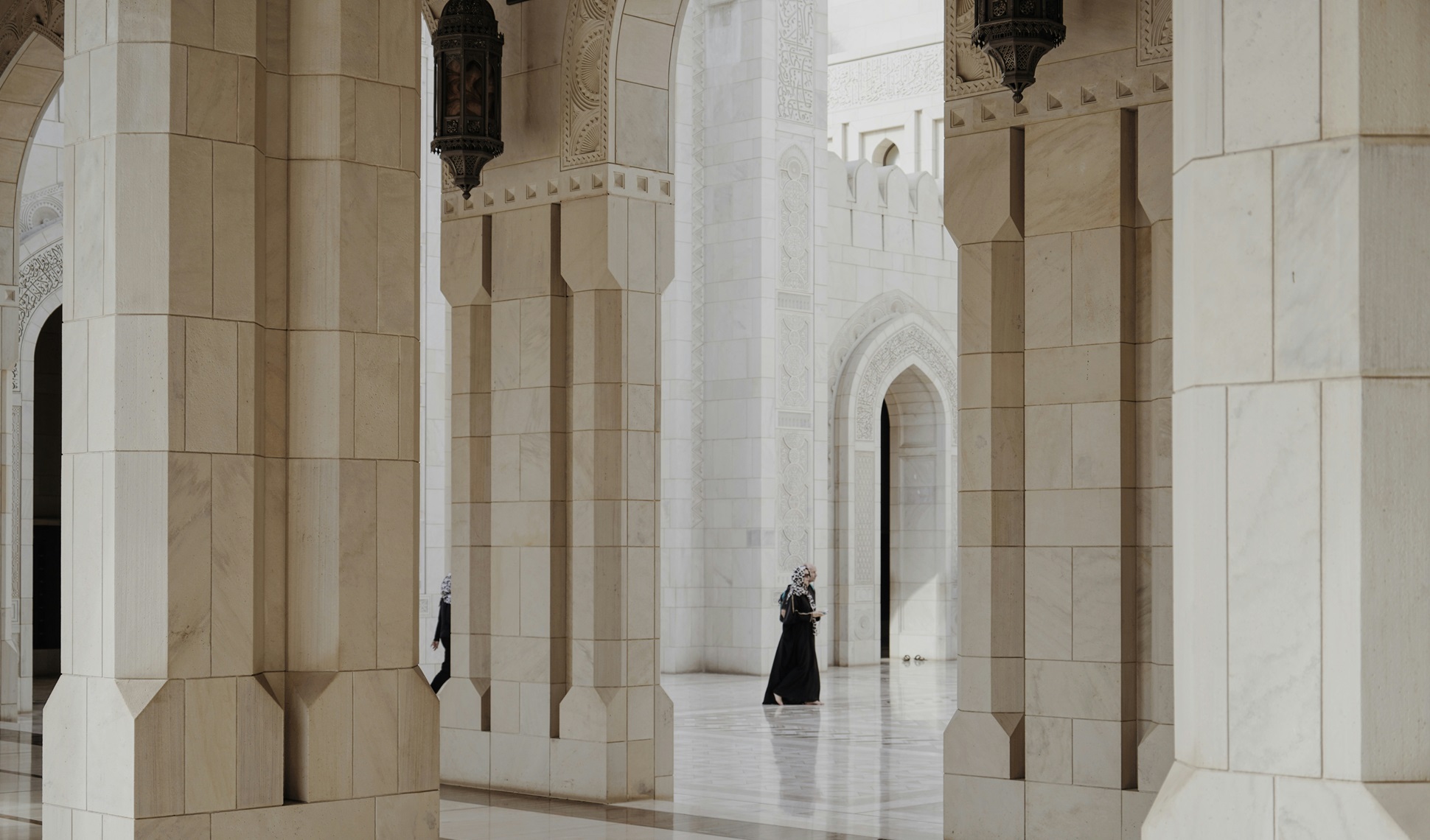 Sultan Qaboos Mosque Muscat Oman | Mostafa Meraji on Unsplash | Viaggigiovani.it
