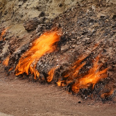 Le fiamme di Yanar Dag | #viaggigiovani #Azerbaijan Le fiamme di Yanar Dag | Shevchenko Andray on Canva | Top 5 Azerbaijan