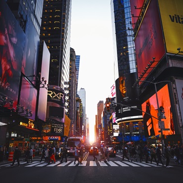 La frenesia di Times Square | #viaggigiovani #ViaggioUsa La frenesia di Times Square | Luca Bravo on Unsplash | Top 10 Usa